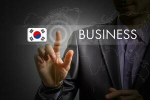 Korea bedrijf concept. Mens drukken virtueel knop met vlag icoon foto
