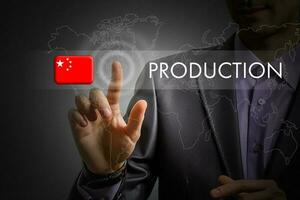 China productie concept. Mens drukken virtueel knop met vlag icoon foto