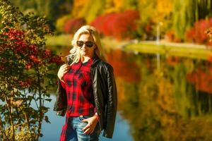 meisje wandelingen in de herfst park foto