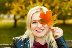 mooi jong blond vrouw - kleurrijk herfst portret foto