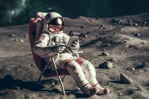 astronaut zit in een strand stoel Aan een maan oppervlak, Holding telefoon in handen generatief ai foto