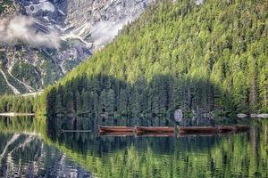 lago di braies - pragser wildsee, zuid-tirol, italië foto