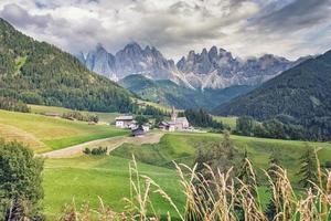 santa maddalena dorp met prachtige dolomieten bergen op de achtergrond, val di funes vallei, italië foto