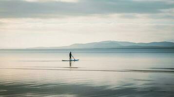 een strand tafereel met een paddleboarder in kalmte wateren. generatief ai foto