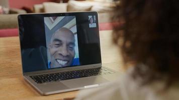 volwassen man op laptop scherm tijdens online bijeenkomst foto