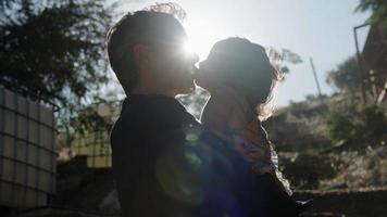 portret van vader die dochter in zonlicht houdt holding foto