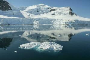 besneeuwd bergen in zonnig dag, paraiso baai, Antarctica. foto