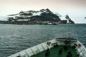 schip en wetenschappelijk basis in antarctica foto