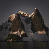 lemaire zeestraat kust- landschap, bergen en ijsbergen, antarctisch schiereiland, Antarctica. foto
