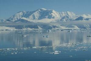 antarctisch bergachtig landschap, bedrog eiland foto