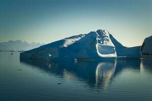 paradijs baai ijsbergen en bergen, antartiek schiereiland, antarctica.. foto