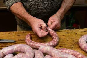 handgemaakt worstjes traditioneel voorbereiding, Patagonië, Argentinië foto