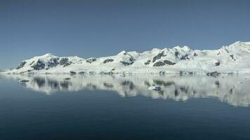 antarctisch bergachtig landschap, Antarctica schiereiland. foto