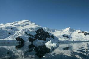 antarctisch bergachtig landschap, bedrog eiland foto