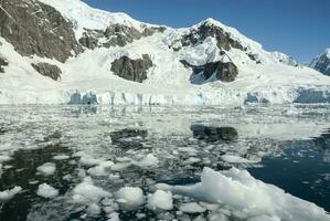 paradijs baai gletsjers en bergen, antartiek schiereiland, antarctica.. foto