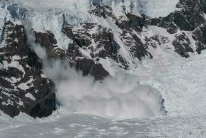 lawine Aan een gletsjer in de antarctisch bergen. foto