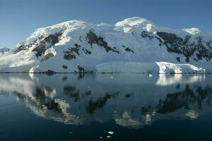 paradijs baai gletsjers en bergen, antartiek schiereiland, antarctica.. foto