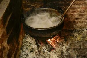 Koken wit bloed worst, in een ijzer pan, Aan een fornuis. foto