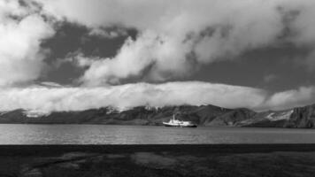 antarctisch bergachtig landschap, bedrog eiland, antarctica foto