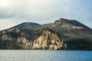 vulkanisch kust- landschap, bedrog eiland, antraciet foto