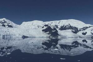 lemaire zeestraat kust, bergen en ijsbergen, antartica foto