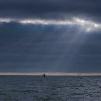 zonnestralen na een storm in de oceaan, Patagonië, Argentinië foto