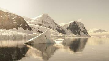 antarctisch bergachtig landschap, bedrog eiland foto