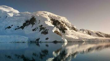 paradijs baai gletsjers en bergen, antartiek schiereiland, antarctica.. foto