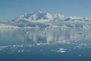 antarctisch bergachtig landschap, bedrog eiland foto