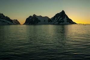 lemaire zeestraat kust, bergen en ijsbergen, antartica foto