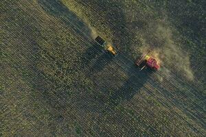 oogstmachine in pampa platteland, antenne visie, la pampa provincie, Argentinië. foto