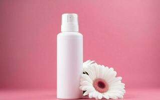 wit kunstmatig fles met wit bloem Aan roze achtergrond foto