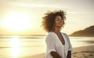 vrouw Aan de strand Bij zonsondergang. ai, generatief ai foto