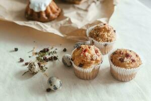 Pasen cupcakes met rozijnen en kwartel eieren Aan een wit tafel detailopname. de concept van vieren gelukkig Pasen. foto