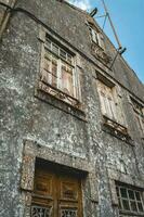 oud roestig gebouw Bij braga Portugal. foto