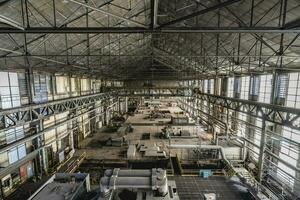 oud verlaten fabriek ergens in belgië. foto