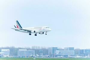 vliegtuig van Air France landen Bij schiphol luchthaven Amsterdam Nederland april 15 2023. foto