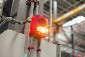 brand alarm brand detector met snel flitser licht alarm spreker muur monteren voor industrieel gebouw veiligheid apparatuur. foto