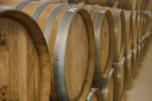 wijn fermentatie vaten in wijn kelder traditioneel wijnmakerij maken werkwijze voor mooi zo smaak en aroma van eik hout. foto