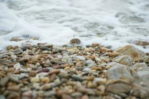 een strand met rotsen en water foto