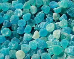 blauw gelei, ijs blauw snoepgoed, kristal en berijpt blauw steentjes achtergrond, macro schot, van blauw Kristallen foto