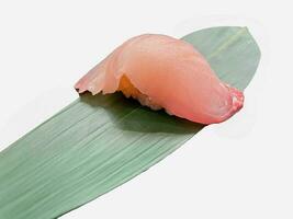 hamachi sushi Japans voedsel, isoleren Aan wit, selectief focus. foto
