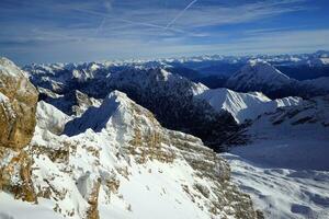 rotsachtig pieken in de Alpen gedekt in sneeuw in winter, duitsland, Zwitserland. foto