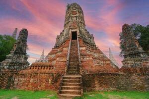 ayutthaya historisch park, oude en mooi tempel in ayutthaya periode wat chaiwatthanaram, Thailand foto