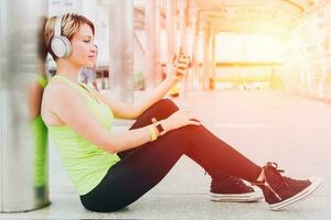 sport Dames kom tot rust genieten luisteren muziek- gelukkig en glimlach foto