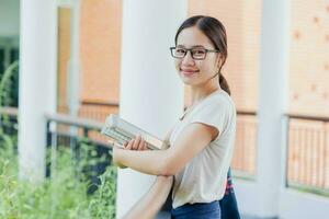 portret Universiteit Aziatisch tiener meisje gebruik makend van tablet modern aan het leren onderwijs levensstijl in school- campus. foto