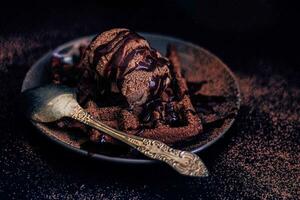 chocola wafels met een lepel van ijs room foto