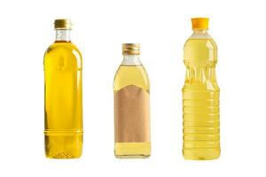 plantaardige olie met olijfolie in verschillende fles voor het koken geïsoleerd op een witte achtergrond met uitknippad. foto