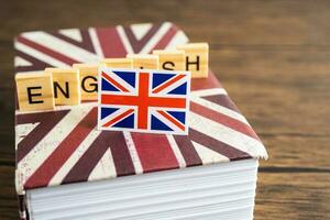 woord Engels Aan boek met Verenigde koninkrijk vlag, aan het leren Engels taal cursussen concept. foto
