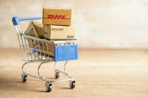 Bangkok, Thailand september 26, 2022 boodschappen doen kar met dhl amazon en FedEx uitdrukken inpakken doos, importeren exporteren online uitwisseling investering bedrijf. foto